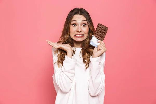 Portrait Confused Young Woman Holding Chocolate Bar Isolated Pink Background — Stock Photo, Image