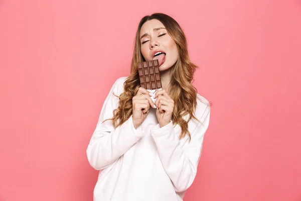 Retrato Uma Jovem Mulher Feliz Lambendo Barra Chocolate Isolado Sobre — Fotografia de Stock