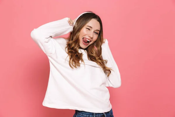 Retrato Una Joven Alegre Con Auriculares Escuchando Música Aislada Sobre — Foto de Stock