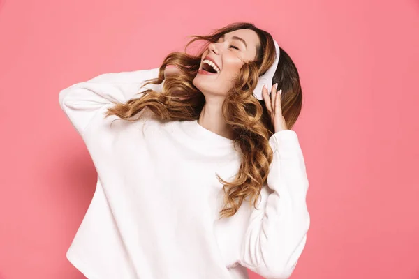 Retrato Una Joven Alegre Con Auriculares Escuchando Música Aislada Sobre — Foto de Stock