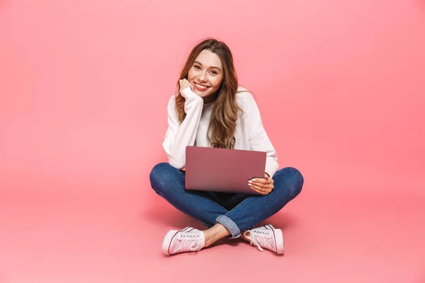 Портрет Усміхненої Молодої Жінки Сидить Перехрещеними Ногами Використовуючи Ноутбук Ізольований — стокове фото