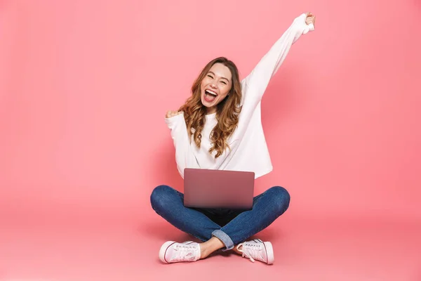 Retrato Una Joven Feliz Sentada Con Las Piernas Cruzadas Utilizando — Foto de Stock