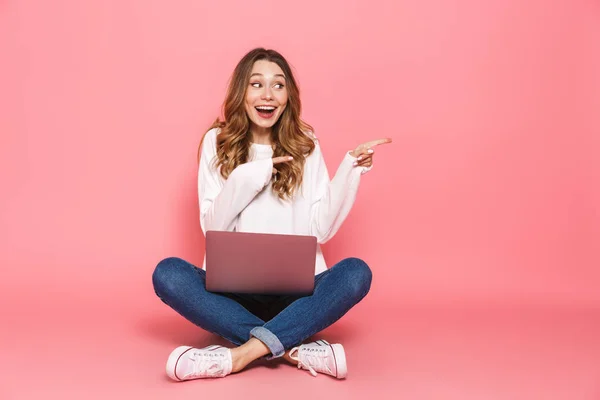 Retrato Una Joven Feliz Sentada Con Las Piernas Cruzadas Usando — Foto de Stock