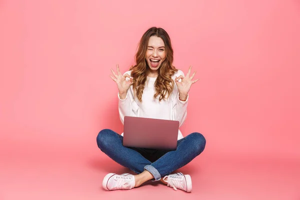 Retrato Una Joven Feliz Sentada Con Las Piernas Cruzadas Utilizando — Foto de Stock