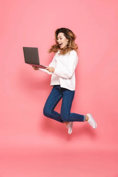 Retrato Longitud Completa Una Mujer Joven Feliz Saltando Utilizando Ordenador — Foto de Stock