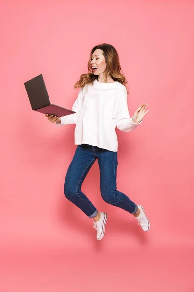 Retrato Comprimento Total Uma Jovem Mulher Sorridente Pulando Usando Computador — Fotografia de Stock