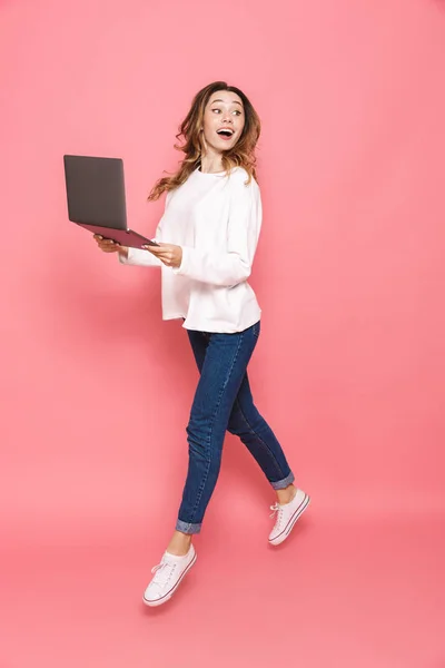 Ritratto Integrale Una Giovane Donna Positiva Che Salta Usando Computer — Foto Stock