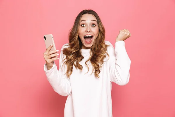 Foto Jovem Feliz Com Belos Cabelos Longos Gritando Apertando Punho — Fotografia de Stock