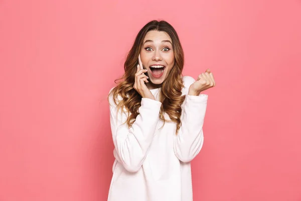 Retrato Una Joven Feliz Hablando Por Teléfono Móvil Aislado Sobre —  Fotos de Stock