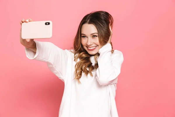Portret Pięknej Młodej Kobiety Robiącej Selfie Telefonem Komórkowym Różowym Tle — Zdjęcie stockowe
