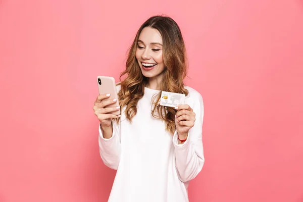 Retrato Uma Jovem Feliz Usando Telefone Celular Segurando Cartão Crédito — Fotografia de Stock