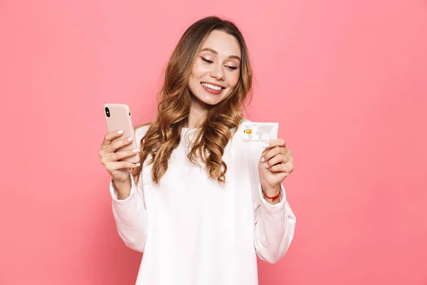 Retrato Uma Jovem Sorridente Usando Telefone Celular Segurando Cartão Crédito — Fotografia de Stock