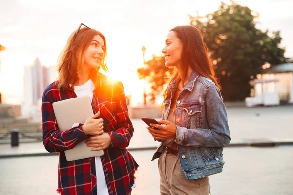 Twee Mooie Jonge Meisjes Vrienden Staan Samen Straat Van Stad — Stockfoto