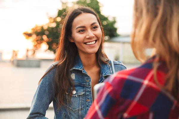 Närbild Leende Asiatisk Kvinna Som Talar Till Hennes Tjejkompis City — Stockfoto