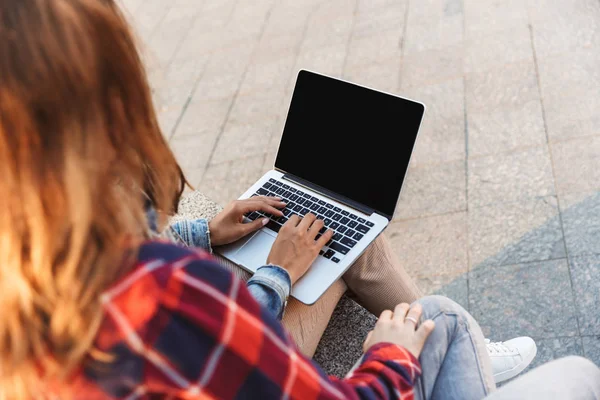 Widok Góry Student Młoda Dziewczyna Pracuje Nad Puste Laptopa Zewnątrz — Zdjęcie stockowe