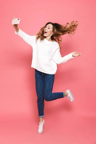 Retrato Comprimento Total Uma Jovem Alegre Tomando Selfie Com Mão — Fotografia de Stock