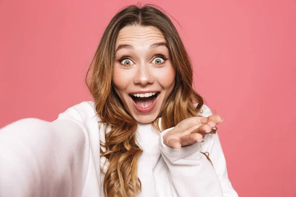 Retrato Uma Jovem Alegre Tomando Selfie Com Mão Estendida Isolada — Fotografia de Stock