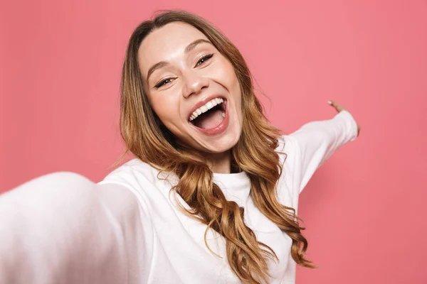 Retrato Una Joven Encantada Tomando Selfie Con Mano Extendida Aislada — Foto de Stock