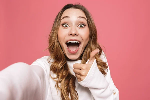 Portret Szczęśliwy Młodej Kobiety Biorąc Selfie Wyciągniętą Ręką Białym Tle — Zdjęcie stockowe