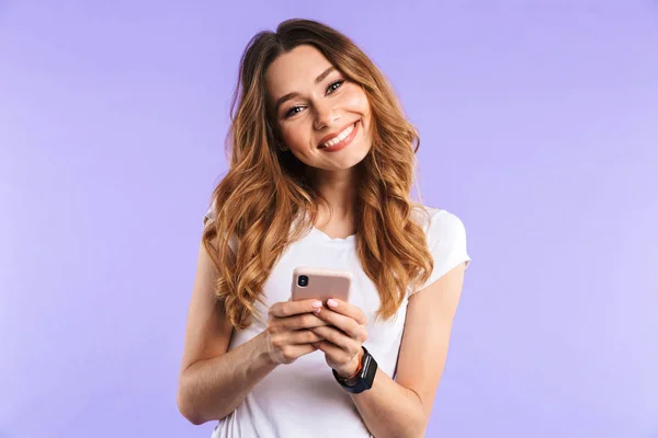 Retrato Uma Menina Bonito Isolado Sobre Fundo Violeta Segurando Telefone — Fotografia de Stock