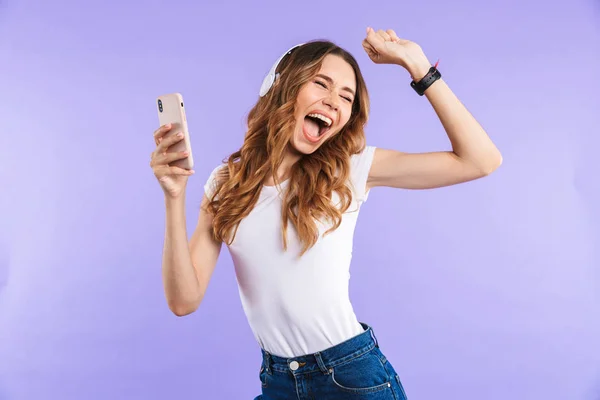 Portret Pozytywny Młoda Dziewczyna Trzymając Telefon Komórkowy Białym Tle Nad — Zdjęcie stockowe