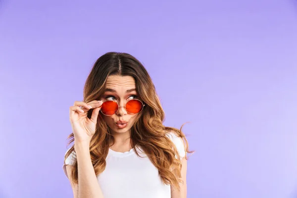 Portrait Une Jeune Fille Joyeuse Lunettes Soleil Posant Isolée Sur — Photo