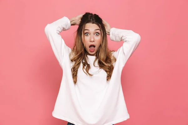 Retrato Una Chica Casual Impactada Gritando Aislada Sobre Fondo Rosa — Foto de Stock