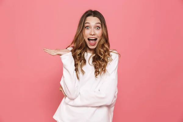 Retrato Una Alegre Chica Casual Joven Que Presenta Espacio Copia —  Fotos de Stock