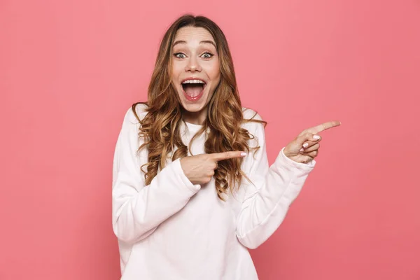 Retrato Uma Jovem Garota Casual Animado Apontando Para Espaço Cópia — Fotografia de Stock