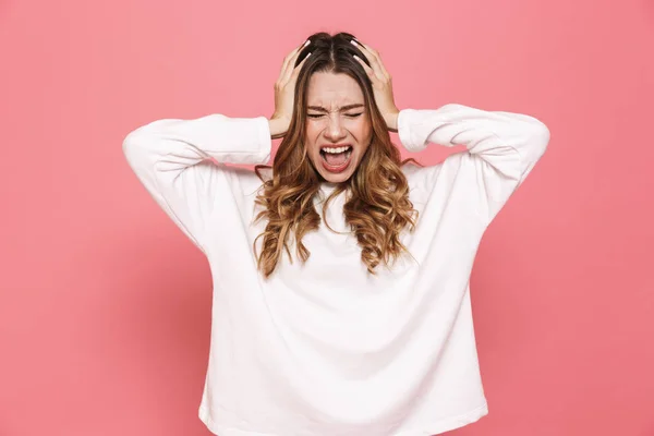 Retrato Una Joven Irritada Gritando Aislada Sobre Fondo Rosa —  Fotos de Stock