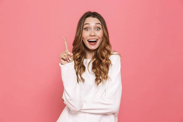 Retrato Uma Jovem Garota Casual Animado Apontando Para Espaço Cópia — Fotografia de Stock