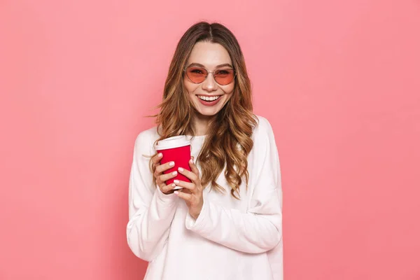 Retrato Una Joven Alegre Gafas Sol Sosteniendo Tomar Café Aislado — Foto de Stock