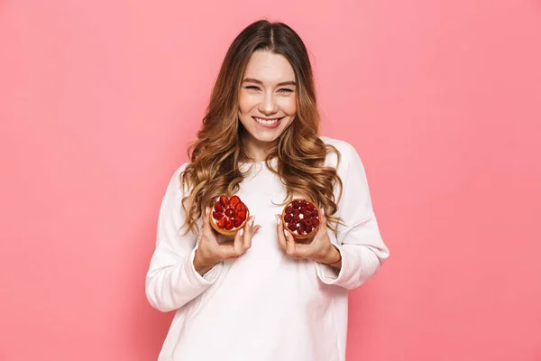 Retrato Uma Jovem Mulher Satisfeita Mostrando Pastelaria Isolada Sobre Fundo — Fotografia de Stock