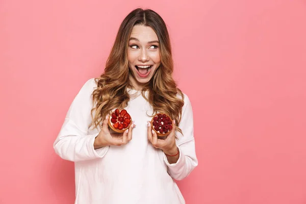 Ritratto Una Giovane Donna Giocosa Che Mostra Pasticceria Isolata Sfondo — Foto Stock