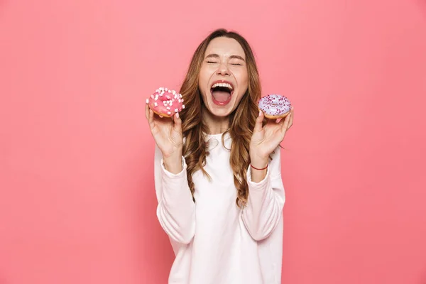 Retrato Una Joven Excitada Mostrando Donas Aisladas Sobre Fondo Rosa — Foto de Stock