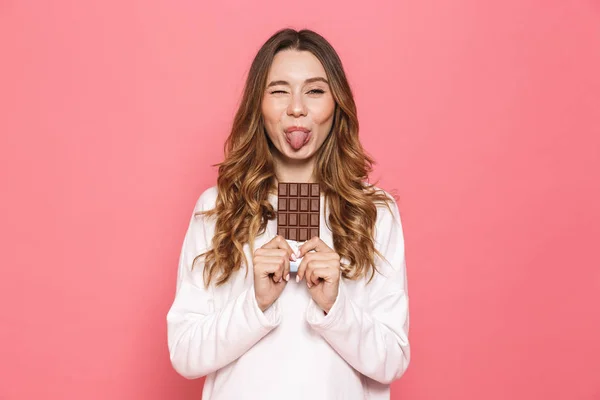 Retrato Uma Jovem Engraçada Segurando Barra Chocolate Isolado Sobre Fundo — Fotografia de Stock