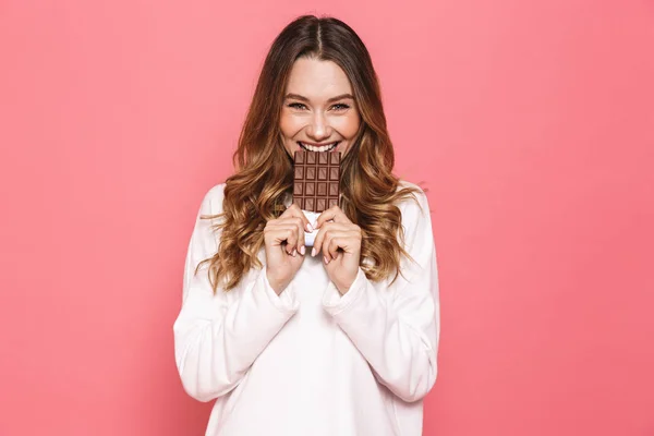 Retrato Uma Jovem Mulher Feliz Mordendo Barra Chocolate Isolado Sobre — Fotografia de Stock