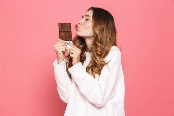 Retrato Una Joven Feliz Besando Barra Chocolate Aislado Sobre Fondo — Foto de Stock