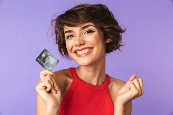 Χαμογελώντας Αρκετά Μελαχρινή Γυναίκα Κρατώντας Πιστωτική Κάρτα Ενώ Χαίρεται Και — Φωτογραφία Αρχείου