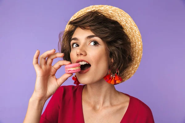 Agradable Mujer Morena Bonita Vestido Sombrero Paja Comiendo Dulces Mirando —  Fotos de Stock