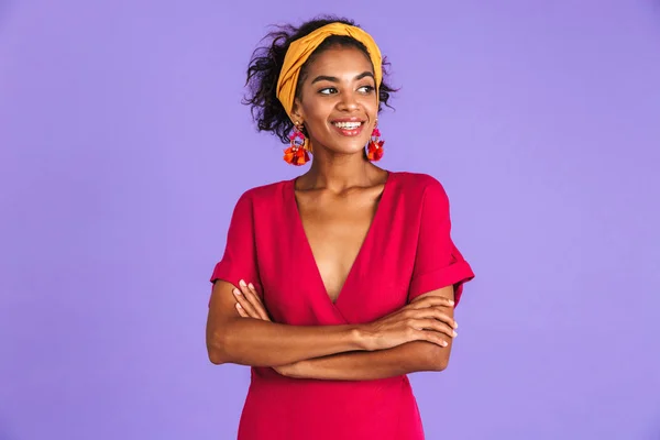 Retrato Uma Jovem Africana Sorridente Cabeça Sobre Fundo Violeta Olhando — Fotografia de Stock