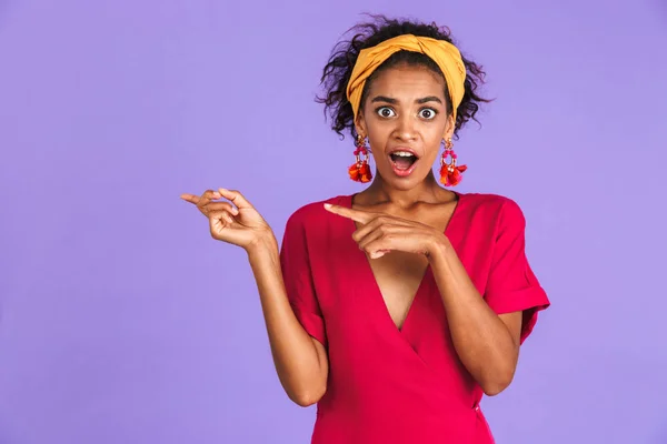Porträtt Chockad Unga Afrikanska Kvinna Pannband Står Över Violett Bakgrund — Stockfoto