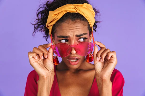 Nahaufnahme Porträt Einer Schockierten Jungen Afrikanerin Mit Stirnband Vor Violettem — Stockfoto