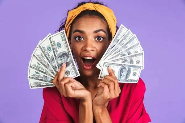Смішна Здивована Африканська Жінка Сукні Тримає Гроші Дивиться Камеру Фіолетовому — стокове фото