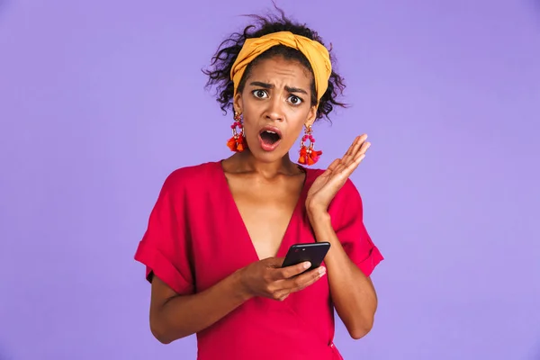 Šokovaný Africká Žena Šatech Zatímco Držíte Smartphone Fialové Pozadí Při — Stock fotografie