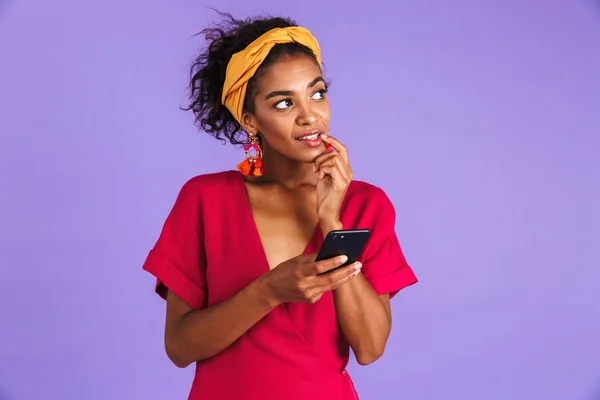 Mysterium Afrikansk Kvinna Klänning Hålla Smartphone Och Tittar Bort Över — Stockfoto