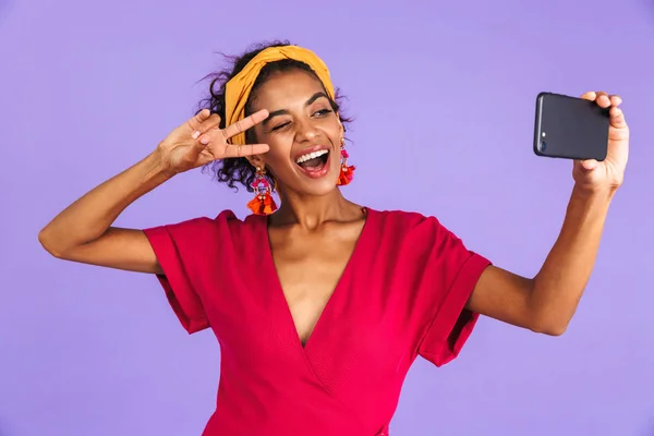 Retrato Uma Jovem Mulher Africana Alegre Cabeça Sobre Fundo Violeta — Fotografia de Stock