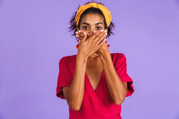 鉢巻き立っている紫色の背景 カバーの口の上で心配しているアフリカの女性の肖像画 — ストック写真