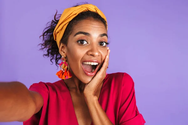 Glada Afrikansk Kvinna Klänning Att Kul Och Göra Selfie Med — Stockfoto