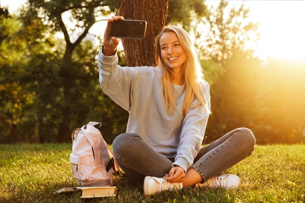 Retrato Una Joven Feliz Con Mochila Sentada Una Hierba Parque —  Fotos de Stock